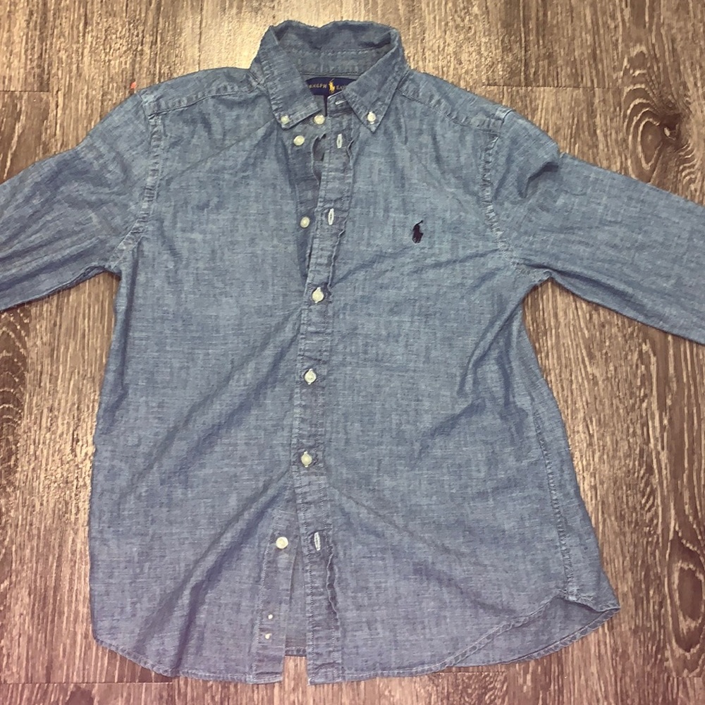 The size of the Ralph Lauren shirt is a 10-12 it fits amazing